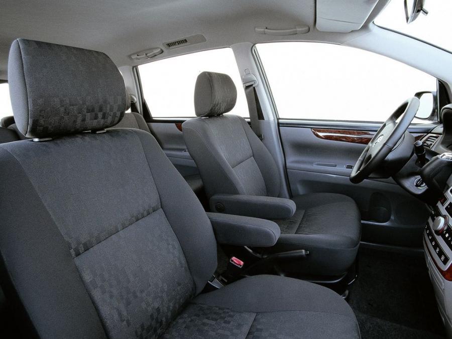  Toyota Avensis Verso 2001 года  (фото 17 из 18)